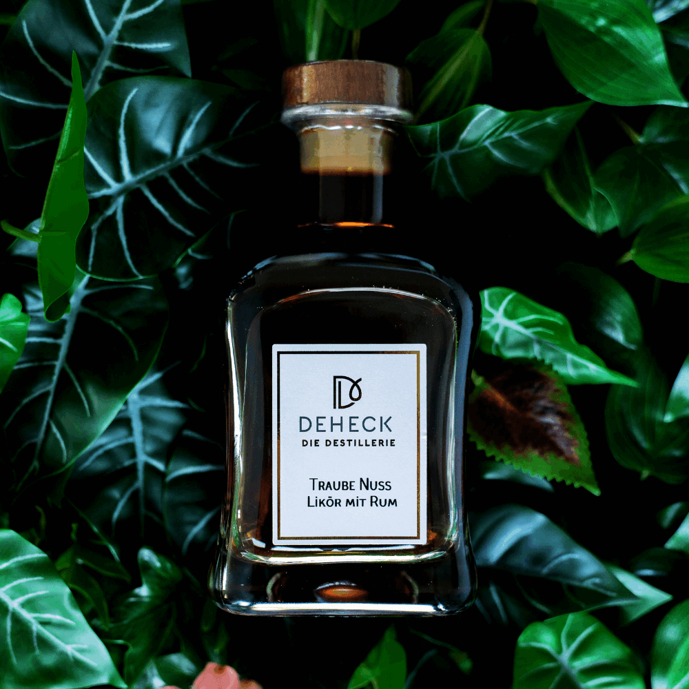 Traube Nuss Likör mit Rum in der 500 ml Flasche von Deheck
